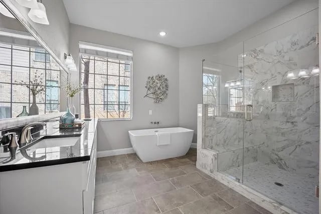 Signa Construction Gatineau/Ottawa bathroom glass shower walls and door and tub idea
